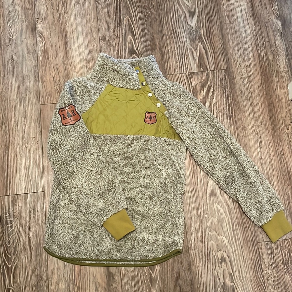 Cute comfy, olive green sweater, super warm which is perfect for the outdoors
